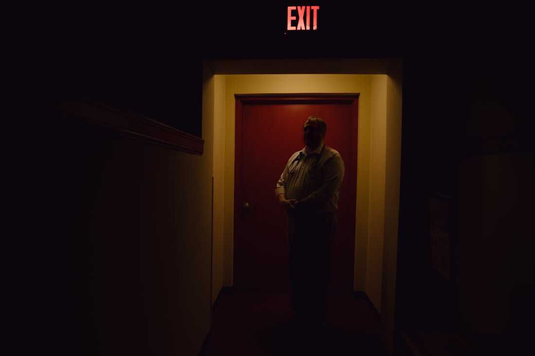 Un médecin anonyme fournit des services médicaux à la communauté de Minneapolis alors que les raids de l'ICE affectent la ville le 26 janvier.