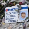 Des fleurs et des bougies constituent un mémorial à Alex Pretti le 25 janvier à Minneapolis. Pretti, une infirmière en soins intensifs dans un centre médical VA, a été tuée samedi après avoir été abattue à plusieurs reprises lors d'une brève altercation avec des agents de la patrouille frontalière dans le quartier Eat Street de Minneapolis.
