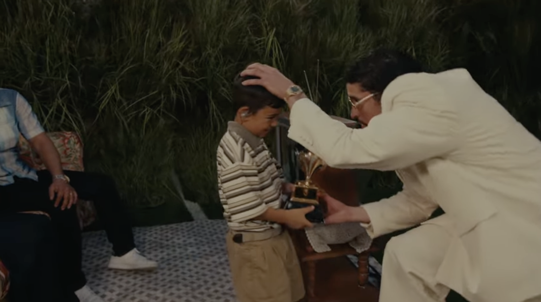 Une capture d'écran de Bad Bunny remettant un Grammy à un jeune garçon lors de la représentation du Super Bowl.