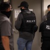 Les responsables de l'immigration et des douanes se tiennent devant les salles d'audience de l'immigration pendant que les affaires sont entendues au 290 Broadway à New York.