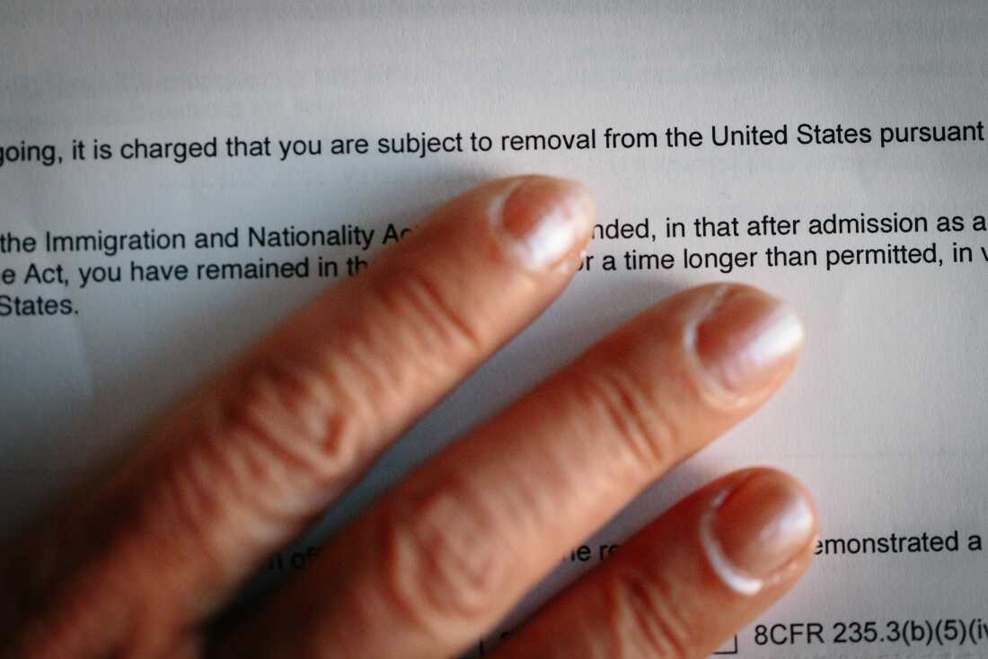 Une adoptée amenée aux États-Unis par ses parents américains depuis l'Iran alors qu'elle était une jeune enfant tient l'ordre d'éloignement de l'immigration qu'elle a reçu récemment, photographiée en Californie du Sud le 21 février.