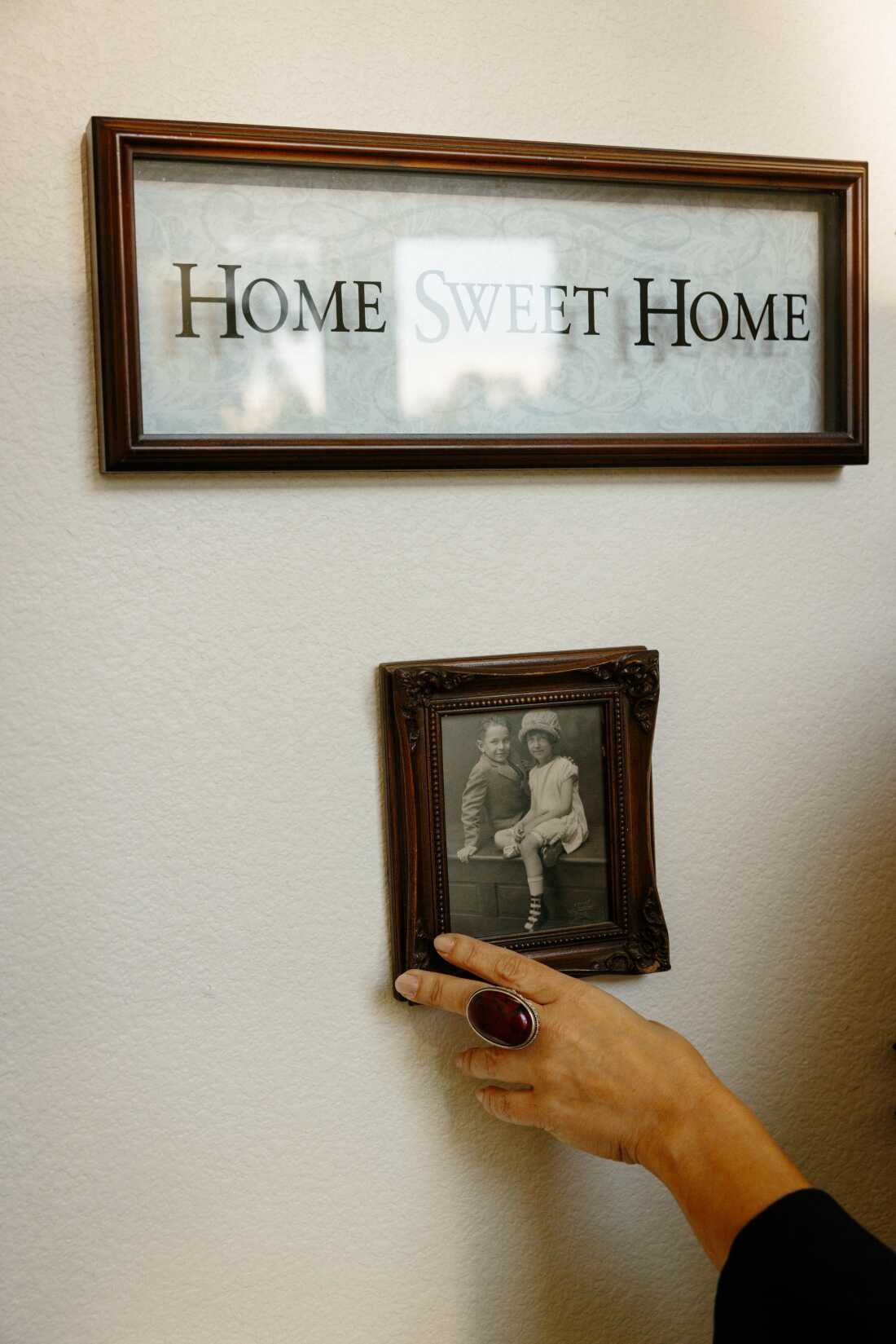 Une décoration « Home Sweet Home » accompagnée de portraits de famille de la famille américaine d'une adoptée dans sa maison du sud de la Californie, le 21 février.