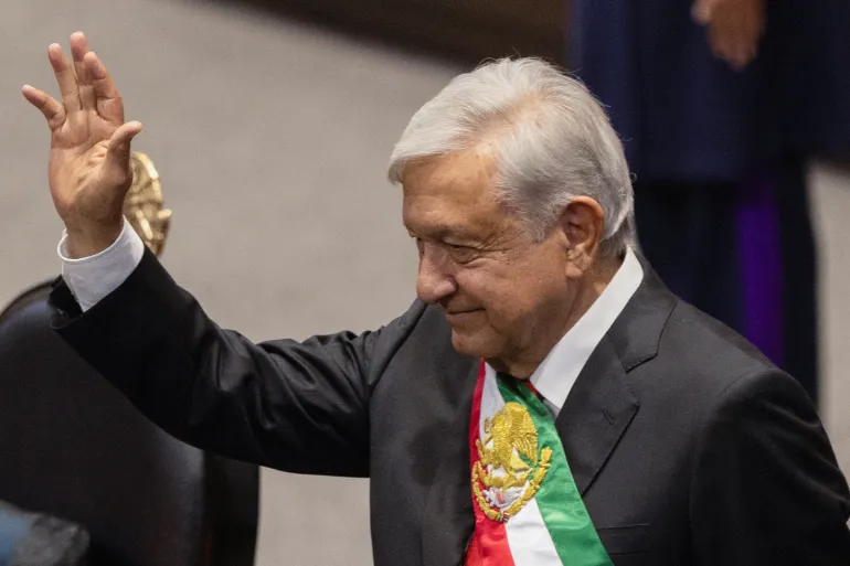 Le président mexicain Andres Manuel Lopez Obrador fait des gestes le jour de la cérémonie d'investiture de la présidente élue Claudia Sheinbaum