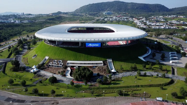 PHOTO DE DOSSIER: Football Football – Le stade Akron de Guadalajara est l'un des trois sites mexicains pour la Coupe du monde 2026 – Guadalajara, Mexique – 14 août 2025. Vue aérienne générale du stade Akron accueillera quatre matches de la Coupe du monde de la FIFA 2026, y compris le deuxième match de phase de groupes du Mexique. Il a été inauguré en 2010 et peut accueillir 50 000 spectateurs. Il a accueilli des événements des Jeux panaméricains et une finale de la Copa Libertadores. REUTERS/Daniel Becerril/photo d'archives