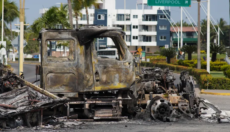 epa12772352 Des véhicules incendiés sont visibles sur la promenade de Puerto Vallarta, Mexique, le 23 février 2026. La ville balnéaire signale des perturbations visibles après les violences liées à l'assassinat du chef du cartel de la drogue Nemesio Oseguera Cervantes, connu sous le nom d'El Mencho, lors d'une opération militaire. EPA/Arturo Montero