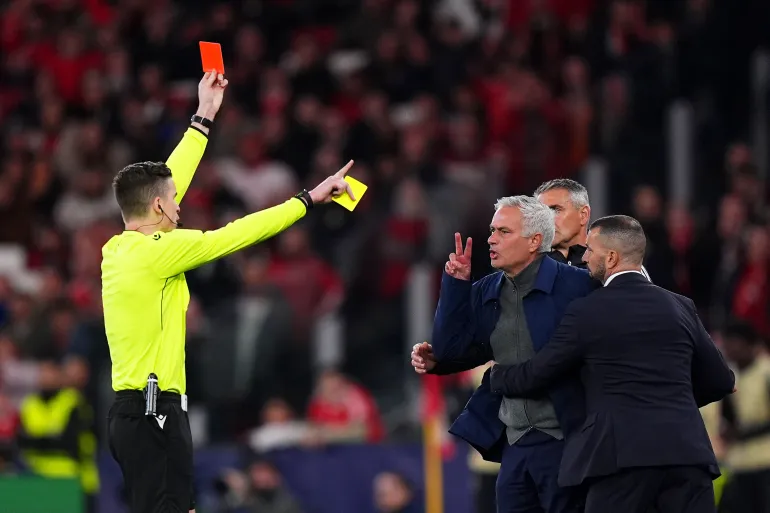 LISBONNE, PORTUGAL - FÉVRIER 17 : José Mourinho, entraîneur-chef de Benfica, reçoit un carton rouge de l'arbitre François Letexier lors du match aller de la Ligue des champions de l'UEFA 2025/26 entre SL Benfica et Real Madrid CF à l'Estadio do SL Benfica le 17 février 2026 à Lisbonne, Portugal. (Photo par Angel Martinez/Getty Images)