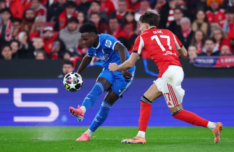 Football football - UEFA Champions League - Play Off - First Leg - Benfica / Real Madrid - Estadio da Luz, Lisbonne, Portugal - 17 février 2026 Vinicius Junior du Real Madrid marque son premier but REUTERS/Pedro Nunes