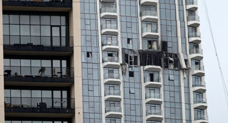 Une vue de la partie endommagée de la Dubai Creek Harbour Tower après qu'elle ait été touchée par une attaque de drone iranien à Dubaï,
