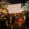 Une personne tient une pancarte lors d'une veillée en mémoire d'Alex Pretti, 37 ans, qui a été mortellement abattu par un officier de la patrouille frontalière américaine plus tôt dans la journée, samedi à Minneapolis. 