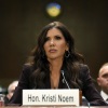 Assise devant un micro, la secrétaire à la Sécurité intérieure Kristi Noem témoigne devant la commission judiciaire du Sénat.