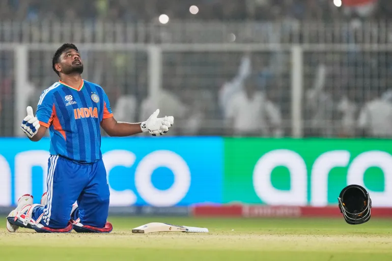 L'Indien Sanju Samson regarde vers le ciel après que l'Inde a remporté le match de cricket de la Coupe du monde T20 contre les Antilles à Calcutta, en Inde, le dimanche 1er mars 2026. (AP Photo/Bikas Das)
