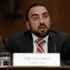 Alex Stamos, ancien directeur de l'Observatoire Internet de Stanford, lors d'un témoignage au Congrès en 2014. L'équipe de recherche dirigée par Stamos a été critiquée par les républicains, qui ont affirmé que leurs recherches équivalaient à de la censure.