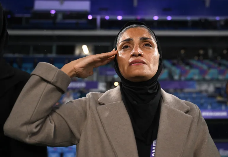 L'entraîneur iranien Marziyeh Jafari salue pendant l'hymne national lors du match du groupe de coupe asiatique des femmes de l'AFC, UN match entre l'Iran et les Philippines au stade Gold Coast sur la Gold Coast, en Australie, le 8 mars 2026. AAP/via REUTERS ATTENTION AUX RÉDACTEURS - CETTE IMAGE A ÉTÉ FOURNIE PAR UN TIERS. AUCUNE REVENTE. PAS D'ARCHIVE. L'AUSTRALIE SORTIE. NOUVELLE-ZÉLANDE OUT. AUCUNE VENTE COMMERCIALE OU ÉDITORIALE EN NOUVELLE-ZÉLANDE. AUCUNE VENTE COMMERCIALE OU ÉDITORIALE EN AUSTRALIE.