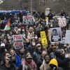  Des manifestants se rassemblent à New York pour montrer leur soutien au militant pro-palestinien Mahmoud Khalil et exiger sa libération immédiate de l'ICE. New York, États-Unis, 15 mars 2025. 