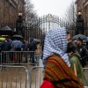 Des manifestants protestent contre l'arrestation et la détention du militant pro-palestinien Mahmoud Khalil devant l'université de Columbia. Khalil, étudiant diplômé titulaire d’une carte verte, est un résident permanent légal.