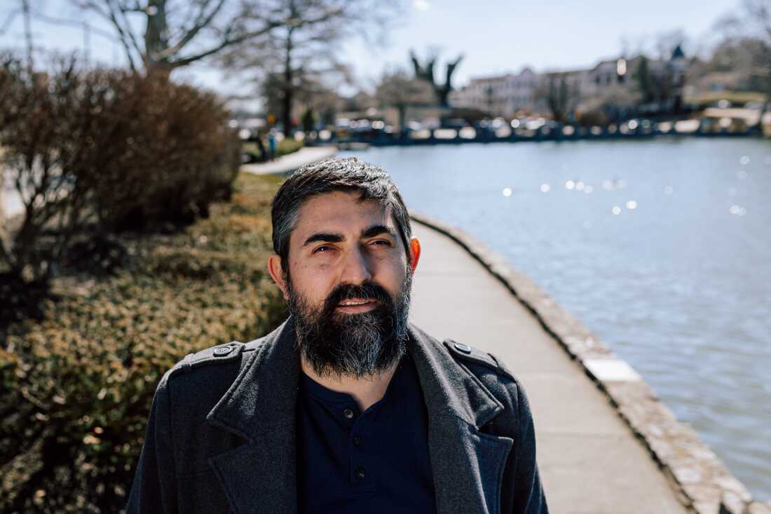 9 MARS : Patrick Dattilio, candidat au Comité central démocratique du comté de Washington, se tient au Hagerstown City Park, à Hagerstown, MD, le lundi 9 mars 2026.