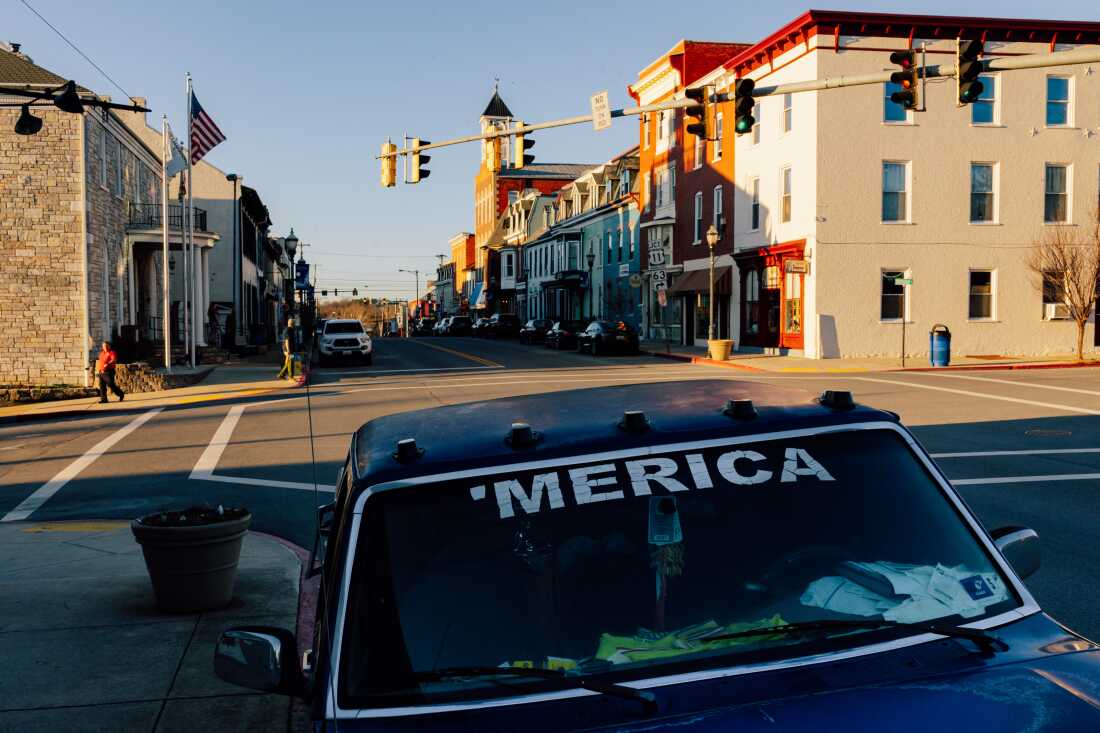 9 MARS : Le soleil se couche sur le centre-ville de Williamsport, MD, le lundi 9 mars 2026.