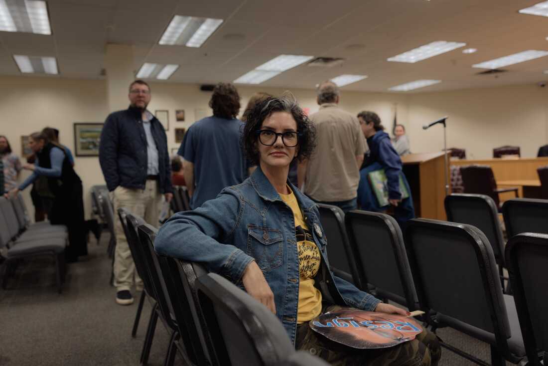 Susannah Ollivierre, 52 ans, est assise pour un portrait après une réunion du conseil municipal de Roxbury au 1715 US-46, Ledgewood, New Jersey, États-Unis, le mardi 10 mars 2026. CRÉDIT : José A. Alvarado Jr. pour NPR, @josealvarado