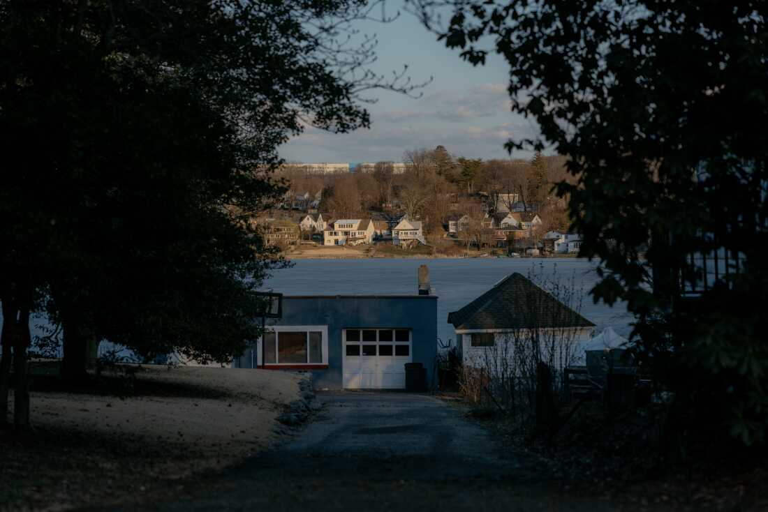 Un entrepôt situé au 1879 Route 46, récemment acheté par les services d'immigration et de douane des États-Unis, culmine dans les cours des maisons de Stanhope, New Jersey, États-Unis, le mardi 10 mars 2026. CRÉDIT : José A. Alvarado Jr. pour NPR, @josealvarado