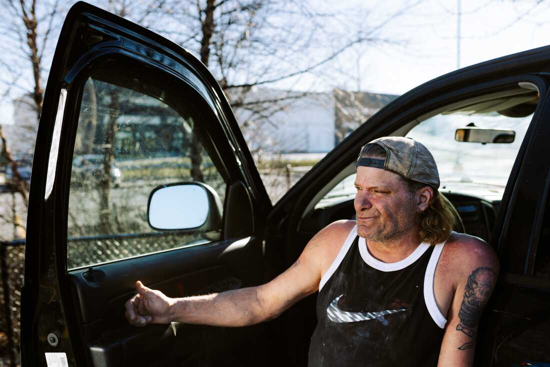 9 MARS : Charles « Donnie » Dagenhart est assis dans son camion de travail à l'extérieur de Walmart, dans la périphérie de Hagerstown, MD, le lundi 9 mars 2026.