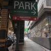 Des panneaux dirigent la circulation vers le parking du tribunal de l’immigration à Chicago, dans l’Illinois, en août 2024.