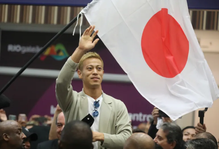 Football football - Keisuke Honda arrive à Rio pour rejoindre le nouveau club Botafogo - Aéroport international Antonio Carlos Jobim, Rio de Janeiro, Brésil - 7 février 2020 Keisuke Honda arrive à l'aéroport et est accueilli par les fans de Botafogo REUTERS/Pilar Olivares