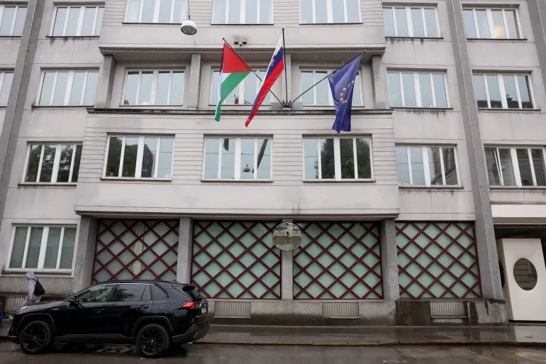 Un drapeau palestinien flotte à côté d'un drapeau slovène et d'un drapeau de l'Union européenne, dans le bâtiment gouvernemental de Ljubljana, en Slovénie.