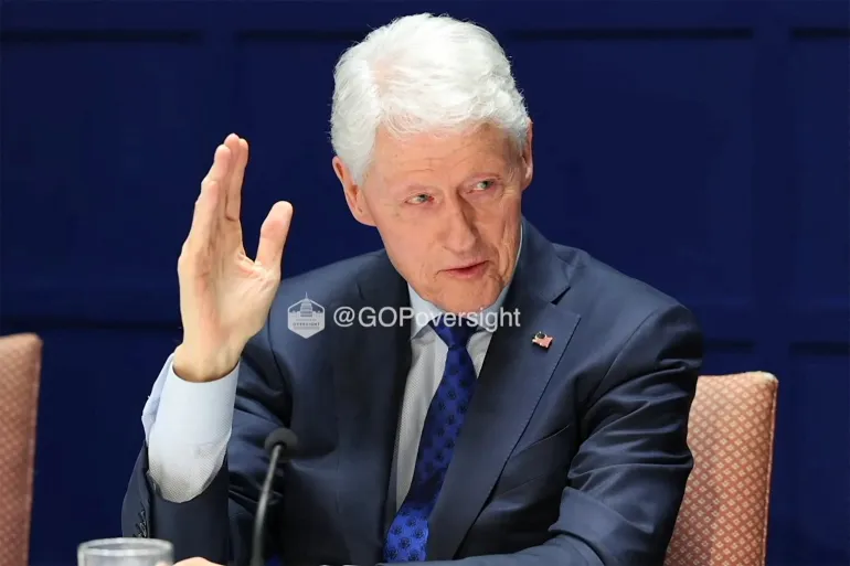 L'ancien président américain Bill Clinton prête serment alors qu'il témoigne à huis clos devant un panel du Congrès au sujet de ses liens avec le défunt délinquant sexuel Jeffrey Epstein, dans une image fixe d'une vidéo prise à Chappaqua, New York, États-Unis le 27 février 2026. Surveillance du GOP/document via REUTERS CETTE IMAGE A ÉTÉ FOURNIE PAR UN TIERS. FILIGRANE DE LA SOURCE