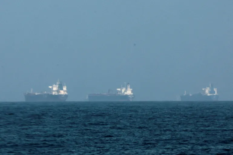 Des pétroliers sont aperçus au large de Fujairah, alors que l'Iran promet de tirer sur les navires transitant par le détroit d'Ormuz,