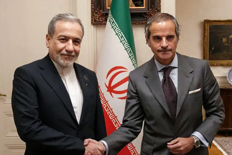 Le ministre iranien des Affaires étrangères Abbas Araghchi (à gauche) serre la main du chef de l'Agence internationale de l'énergie atomique, Rafael Grossi, à Genève, en Suisse.