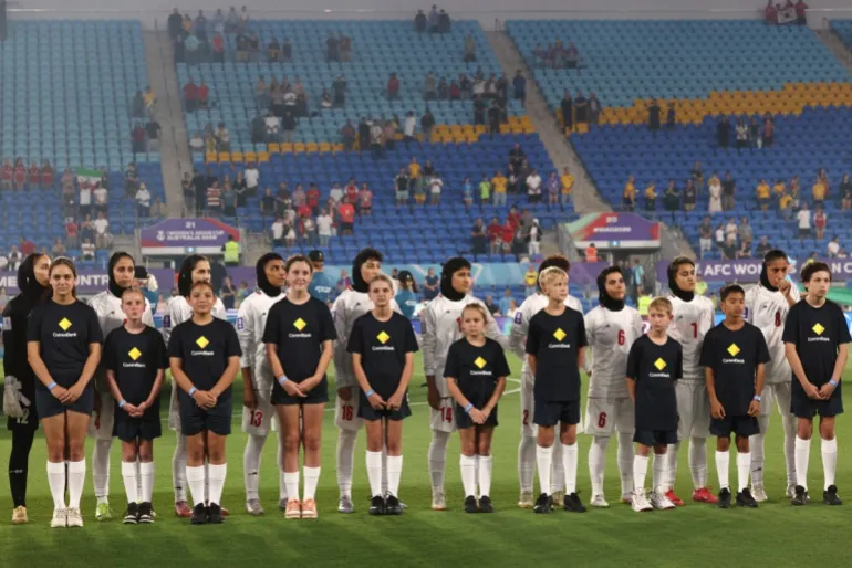 L'équipe iranienne écoute les hymnes nationaux avant le match de football de la Coupe d'Asie féminine de l'AFC Australie 2026 entre la Corée du Sud et l'Iran à Gold Coast, le 2 mars 2026. (Photo d'Izhar Khan / AFP) / -- IMAGE RESTREINTE À UN USAGE ÉDITORIAL - STRICTEMENT AUCUNE UTILISATION COMMERCIALE --