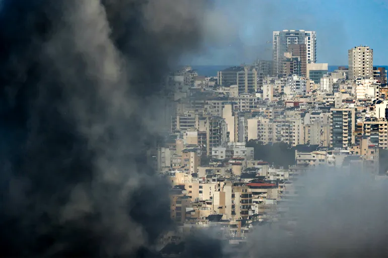 Un nuage de fumée s'échappe du site d'une frappe aérienne israélienne dans la banlieue sud de Beyrouth, au Liban, le 9 mars 2026.