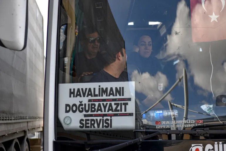 Joueurs iraniens dans un bus.