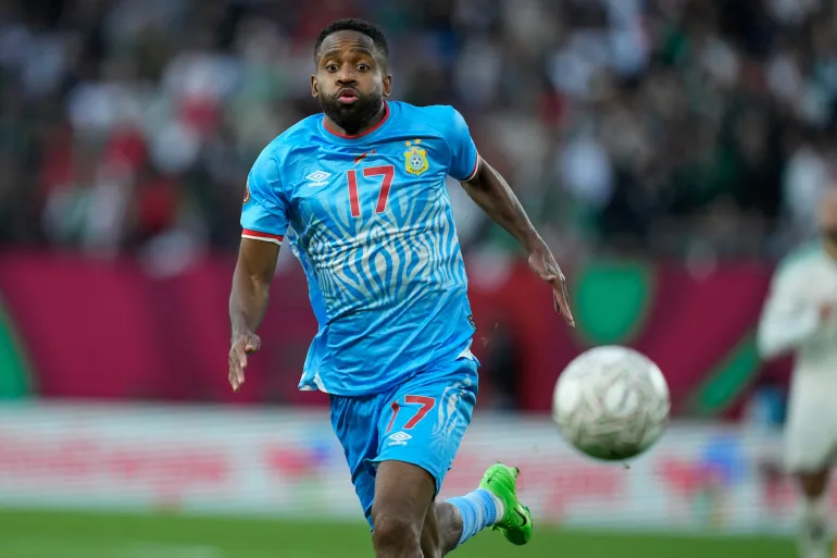 Cédric Bakambu, de la RD Congo, va chercher le ballon lors des huitièmes de finale de la Coupe d'Afrique des Nations de football entre l'Algérie et la RD Congo à Rabat, au Maroc, le mardi 6 janvier 2026. (AP Photo/Mosa'ab Elshamy)
