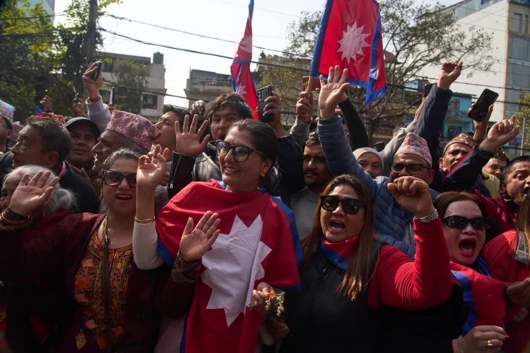 Des partisans se rassemblent pour accueillir l'ancien roi du Népal Gyanendra Shah à son arrivée à l'aéroport international Tribhuvan de Katmandou, au Népal, le vendredi 13 février 2026. (AP Photo/Niranjan Shrestha)