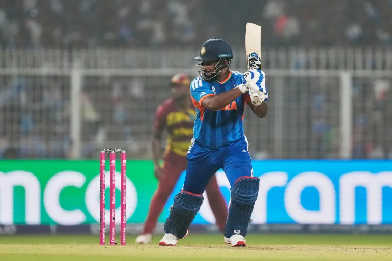 L'Indien Sanju Samson joue un tir lors du match de cricket de la Coupe du monde T20 entre l'Inde et les Antilles à Calcutta, en Inde, le dimanche 1er mars 2026. (AP Photo/Bikas Das)