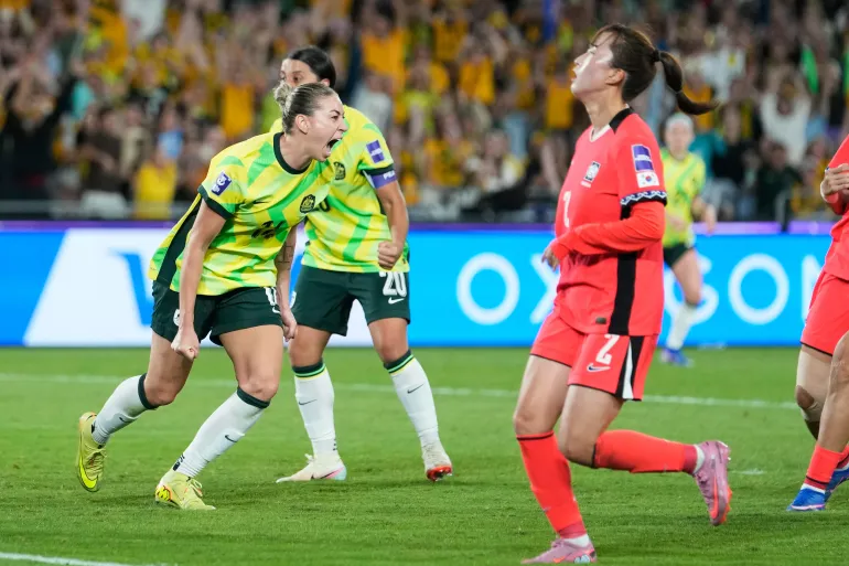 L'Australienne Alanna Kennedy, à gauche, réagit après avoir marqué le troisième but de son équipe lors du match de football de la Coupe d'Asie féminine entre l'Australie et la Corée du Sud à Sydney, le dimanche 8 mars 2026. (AP Photo/Rick Rycroft)