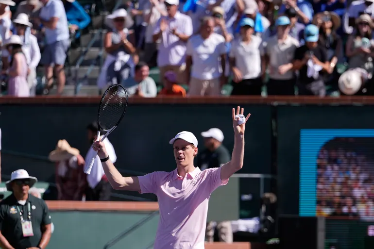 Jannik Sinner, d'Italie, célèbre après avoir battu Alexander Zverev, d'Allemagne, lors d'un match de demi-finale au tournoi de tennis BNP Paribas Open, le samedi 14 mars 2026, à Indian Wells, en Californie (AP Photo/Mark J. Terrill)