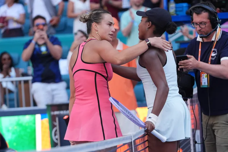 Aryna Sabalenka et Coco Gauff réagissent.