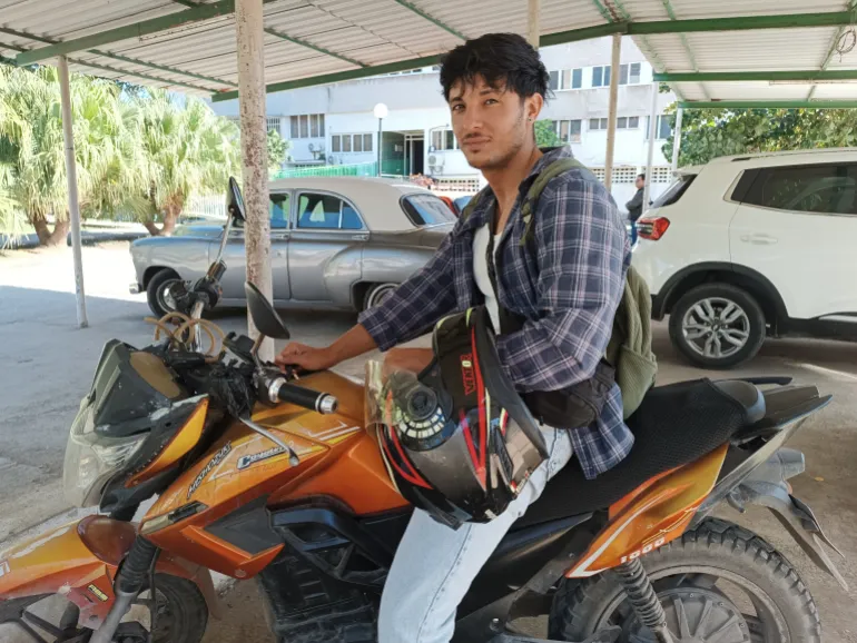 À Cuba, Alejandro Candelaria, qui conduit une moto électrique, a vu ses revenus augmenter avec la pénurie de carburant