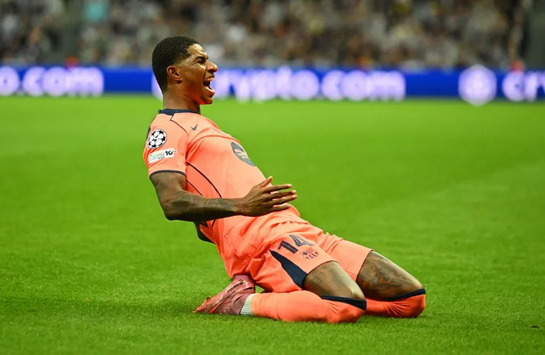 Marcus Rashford du FC Barcelone célèbre le premier but de son équipe lors du match MD1 de la phase de ligue 2025/26 de l'UEFA Champions League