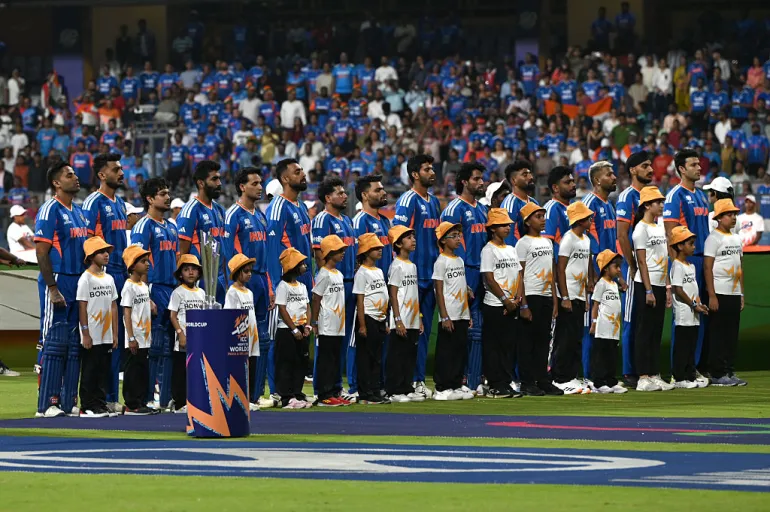 L'Inde s'aligne pour les hymnes nationaux avant le match de demi-finale de la Coupe du monde masculine T20 de l'ICC Inde et Sri Lanka 2026 entre l'Inde et l'Angleterre au stade Wankhede