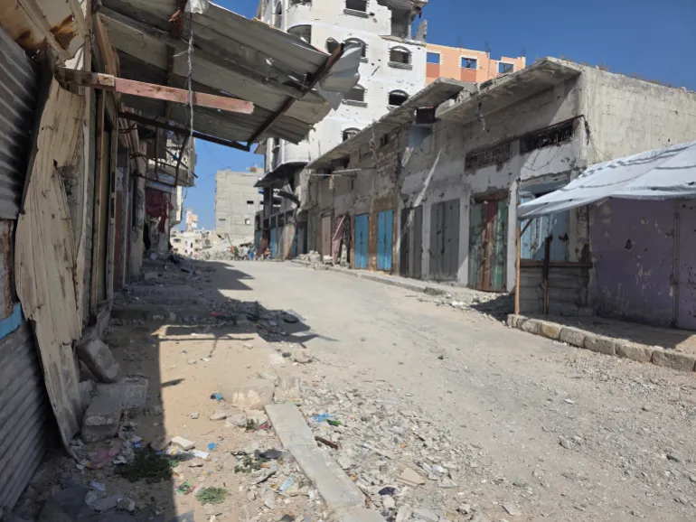Rangées de magasins endommagés et fermés sur le marché