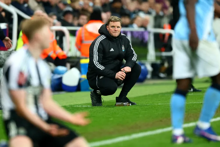 Eddie Howe, entraîneur-chef anglais de Newcastle United, regarde le match de football du cinquième tour de la FA Cup anglaise entre Newcastle United et Manchester City à St James' Park à Newcastle-upon-Tyne, dans le nord-est de l'Angleterre, le 7 mars 2026. (Photo de Paul Currie / AFP) / RESTREINT À UN USAGE ÉDITORIAL. AUCUNE UTILISATION AVEC DES AUDIO, VIDÉO, DONNÉES, LISTES DE LUMINAIRES, LOGOS DE CLUB/LIGUE OU SERVICES « EN DIRECT » NON AUTORISÉS. UTILISATION EN LIGNE EN MATCH LIMITÉE À 120 IMAGES. 40 IMAGES SUPPLÉMENTAIRES PEUVENT ÊTRE UTILISÉES EN PLUS DE TEMPS. PAS D'ÉMULATION VIDÉO. UTILISATION DES MÉDIAS SOCIAUX EN MATCH LIMITÉ À 120 IMAGES. 40 IMAGES SUPPLÉMENTAIRES PEUVENT ÊTRE UTILISÉES EN PLUS DE TEMPS. AUCUNE UTILISATION DANS LES PUBLICATIONS DE PARIS, LES JEUX OU LES PUBLICATIONS DE CLUB/LIGUE/JOUEUR UNIQUE.