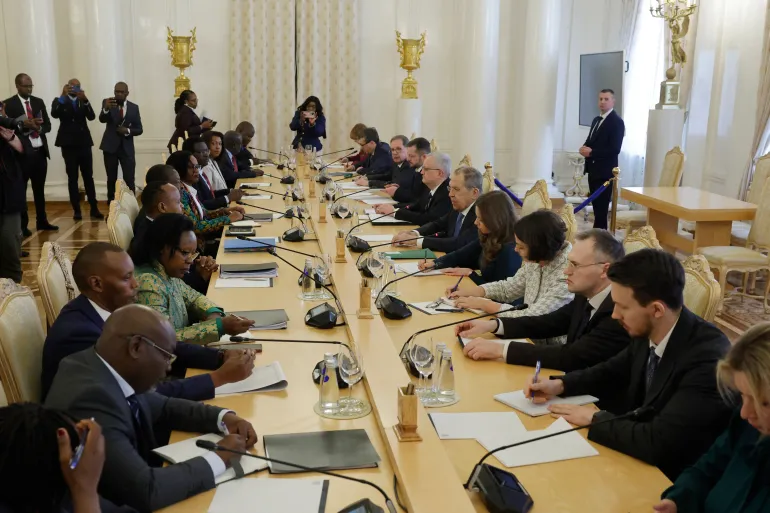Le ministre russe des Affaires étrangères Sergueï Lavrov (6e à droite) assiste à une réunion avec le ministre des Affaires étrangères du Kenya Musalia Mudavadi (6e à gauche) à Moscou le 16 mars 2026. (Photo de TATYANA MAKEYEVA / POOL / AFP)