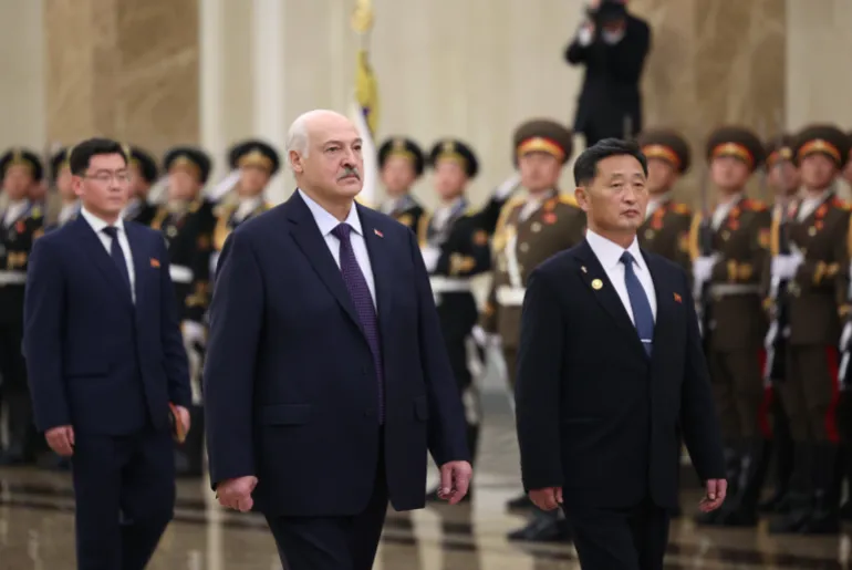 epa12848105 Une photo mise à disposition par le service de presse présidentiel biélorusse montre le président biélorusse Alexandre Loukachenko (au centre) rendant hommage aux défunts dirigeants de la République populaire démocratique de Corée (RPDC), Kim Il Sung et Kim Jong Il, lors d'une visite au Palais du Soleil Kumsusan à Pyongyang, en Corée du Nord, le 25 mars 2026. Alexandre Loukachenko est en visite officielle en Corée du Nord du 25 au 26 mars à l'invitation de Kim Jong Un. EPA/SERVICE DE PRESSE PRÉSIDENTIELLE BÉLARUSIENNE /DOCUMENT À USAGE ÉDITORIAL UNIQUEMENT/PAS DE SALESHANDOUT À USAGE ÉDITORIAL UNIQUEMENT/PAS DE SALESHANDOUT À USAGE ÉDITORIAL UNIQUEMENT/PAS DE VENTES