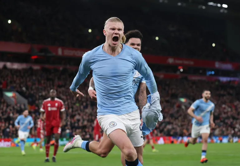 LIVERPOOL, ANGLETERRE – 8 FÉVRIER : Erling Haaland de Manchester City célèbre le deuxième but de son équipe depuis le point de penalty lors du match de Premier League entre Liverpool et Manchester City à Anfield le 8 février 2026 à Liverpool, en Angleterre. (Photo de Michael Regan/Getty Images)