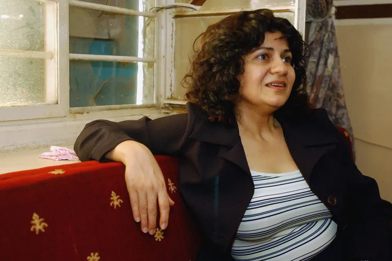 BAGDAD, IRAK - 28 JUILLET : Yanar Mohammed, chef du mouvement pour la liberté des femmes en Irak, s'adresse aux journalistes le 28 juillet 2005 à Bagdad, en Irak. Mme Mohammed s'oppose à l'idée de considérer l'Islam comme la principale source de droit dans la nouvelle constitution irakienne et a exprimé ses inquiétudes quant à la transformation de l'Irak en un autre Afghanistan soumis à un régime de type taliban. (Photo de Wathiq Khuzaie/Getty Images)