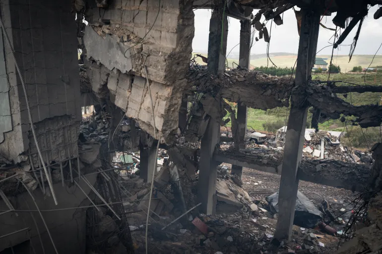 BURJ QALAWIYA, LIBAN - 15 MARS : Les conséquences de la destruction sont visibles dans la Société islamique de santé le 15 mars 2026 à Burj Qalawiya, Liban. La frappe israélienne de vendredi soir contre la clinique de Burj Qalawiya (également orthographiée Burj Qalaouiyah) a tué 12 professionnels de santé, dont des médecins, des infirmières et des ambulanciers, selon le ministère libanais de la Santé. Israël a poursuivi ses attaques aériennes et terrestres au Liban après que le Hezbollah, le groupe militant soutenu par l'Iran au Liban, a lancé des missiles sur Israël en ce qu'il a qualifié de représailles à la guerre conjointe américano-israélienne contre l'Iran. (Photo par Adri Salido/Getty Images)