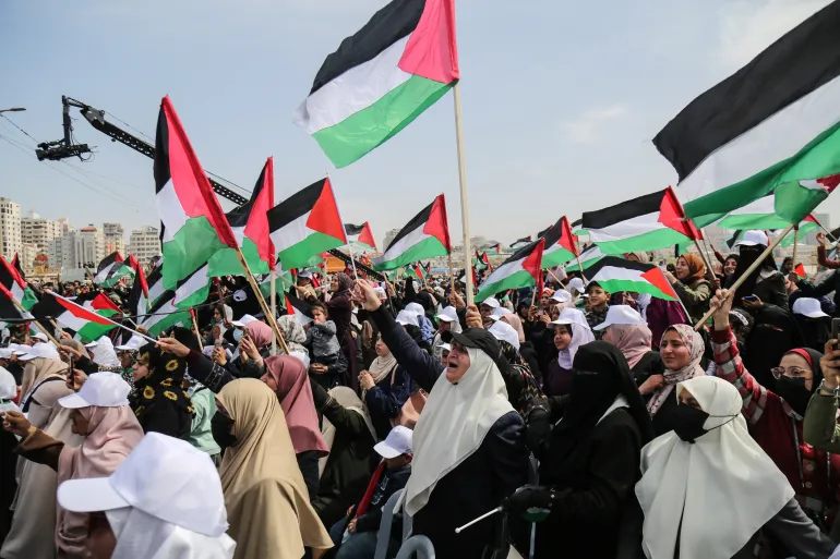 Des femmes brandissent des drapeaux palestiniens lors de la Journée de la Terre